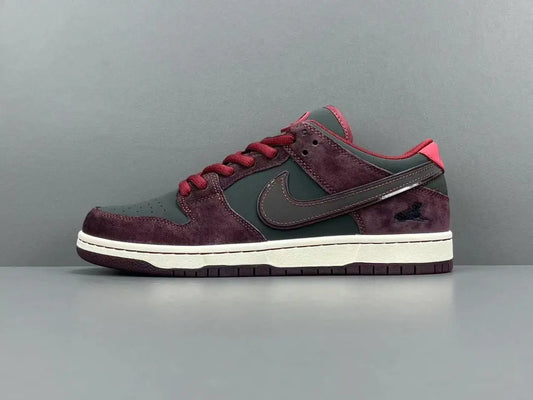 Nike SB Dunk Low Riot Skateshop collaboration skate shoes premium leather
