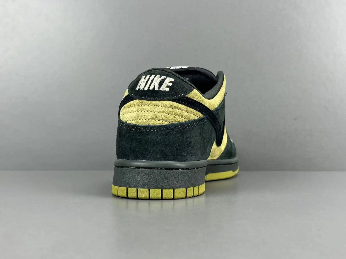 Nike SB Dunk Low x Supreme 94 Camper Green sneaker premium leather