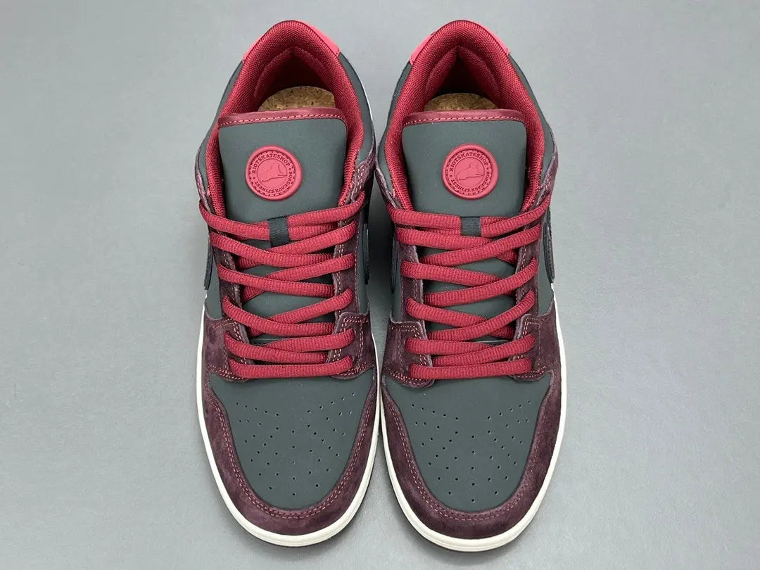 Nike SB Dunk Low Riot Skateshop collaboration skate shoes premium leather