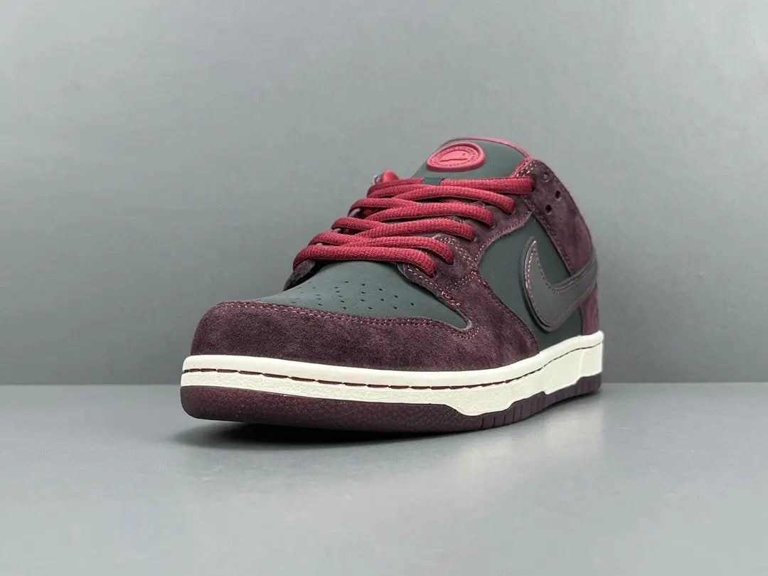 Nike SB Dunk Low Riot Skateshop collaboration skate shoes premium leather