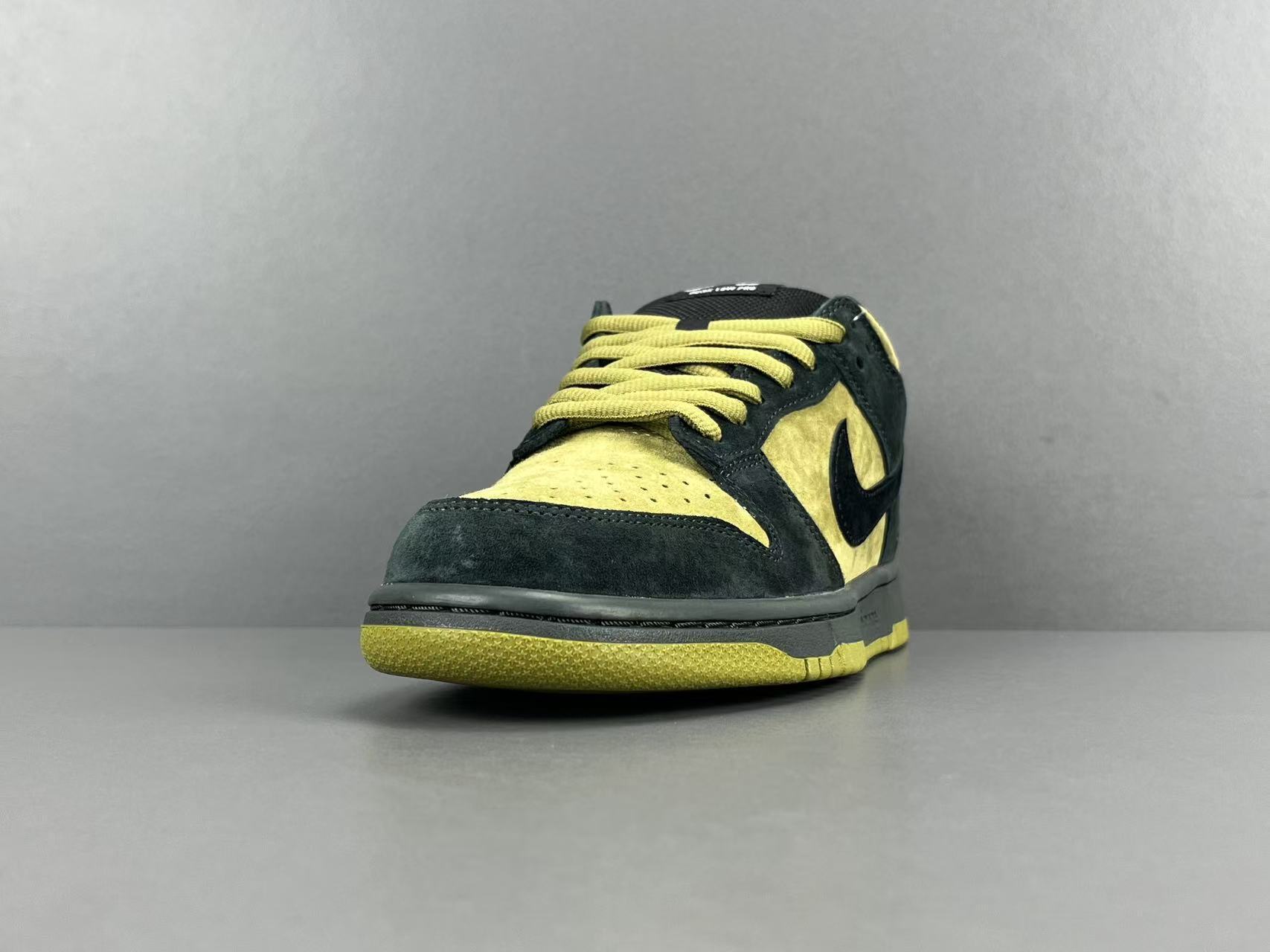 Nike SB Dunk Low x Supreme 94 Camper Green sneaker premium leather
