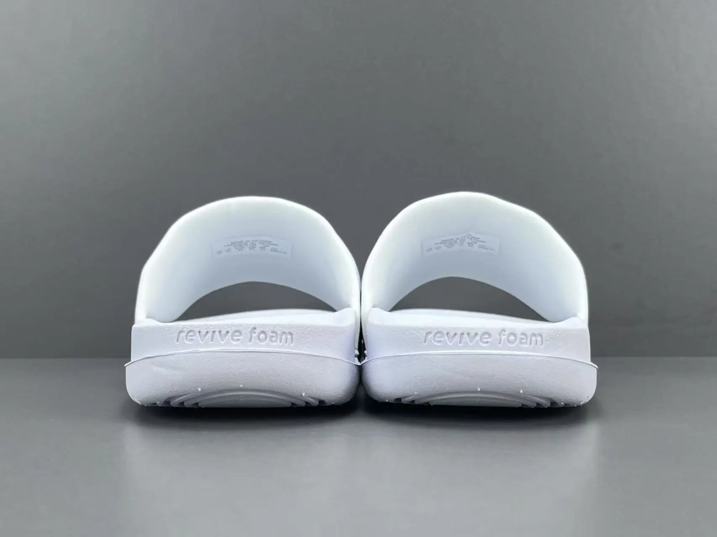 Nike Kobe Offcourt Slide Triple White comfortable basketball slides casual sportswear footwear