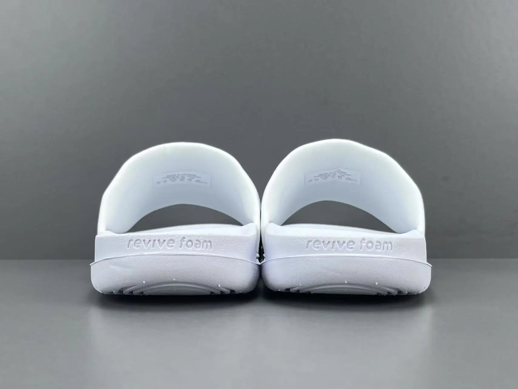 Nike Kobe Offcourt Slide Triple White comfortable basketball slides casual sportswear footwear