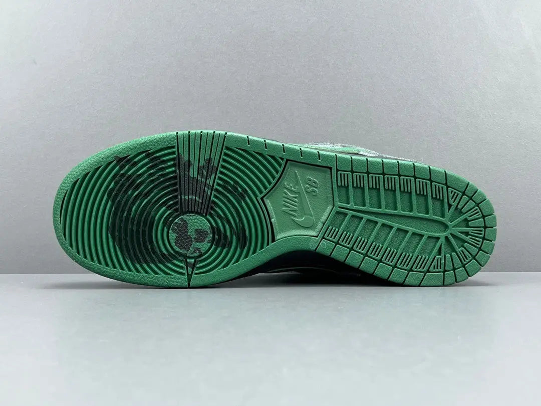 Nike SB Dunk Anthracite Gorge Green low top skate sneaker side view