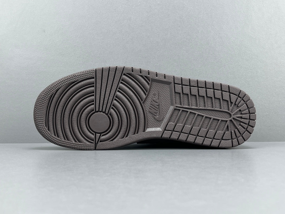 "Jordan 1 Retro Low OG SP x Travis Scott Velvet Brown – low-top sneaker with reverse Swoosh, suede upper in brown tones, and vintage-inspired details."