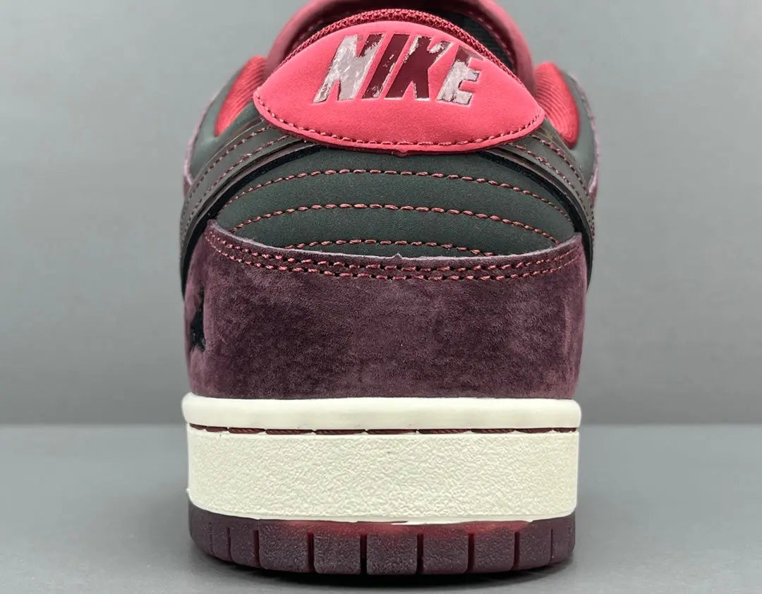 Nike SB Dunk Low Riot Skateshop collaboration skate shoes premium leather