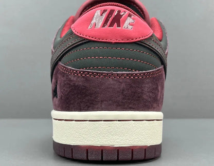 Nike SB Dunk Low Riot Skateshop collaboration skate shoes premium leather