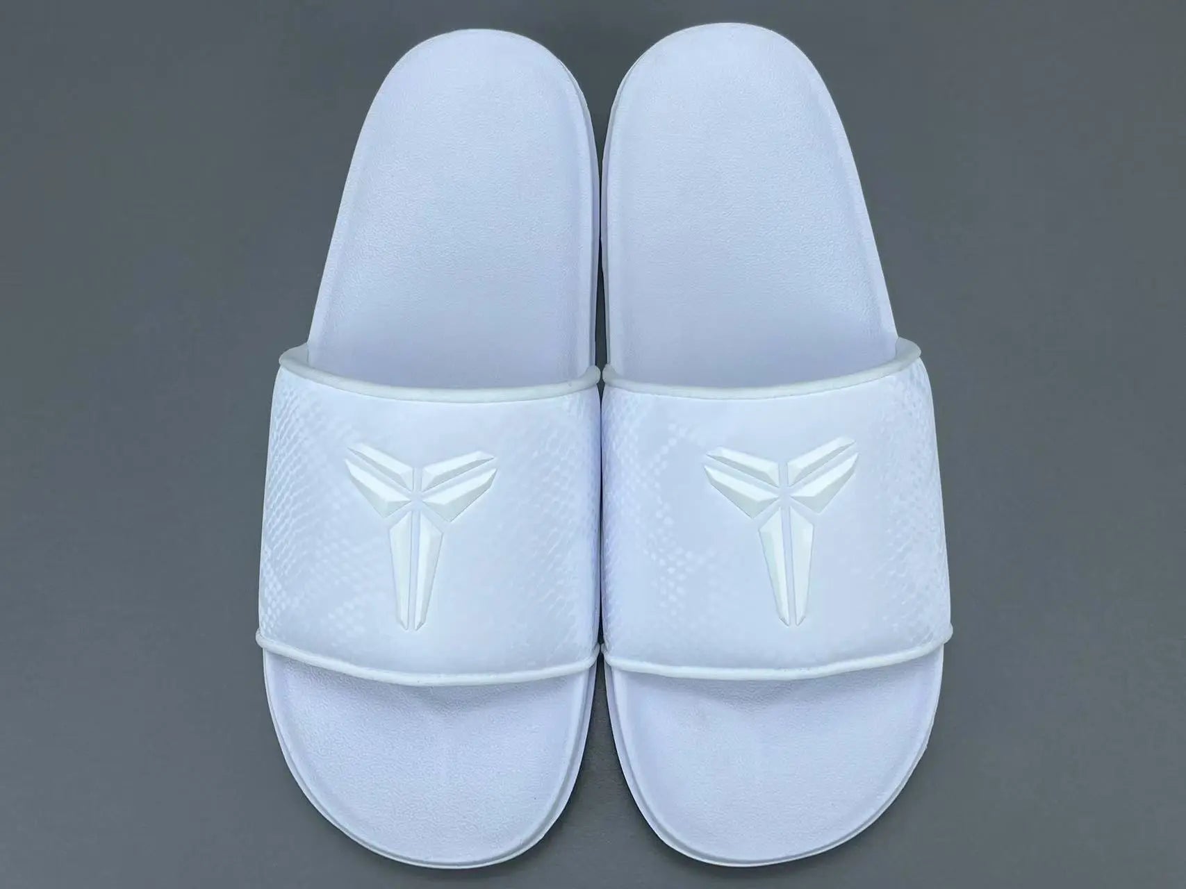 Nike Kobe Offcourt Slide Triple White comfortable basketball slides casual sportswear footwear
