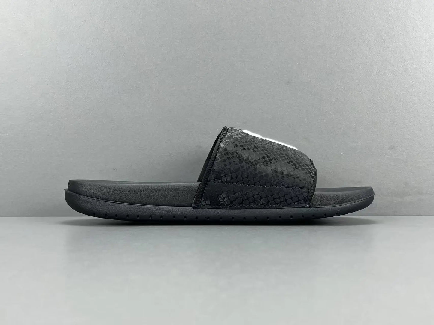 Nike Kobe Offcourt Slide Black comfortable basketball slides casual sportswear footwear mens
