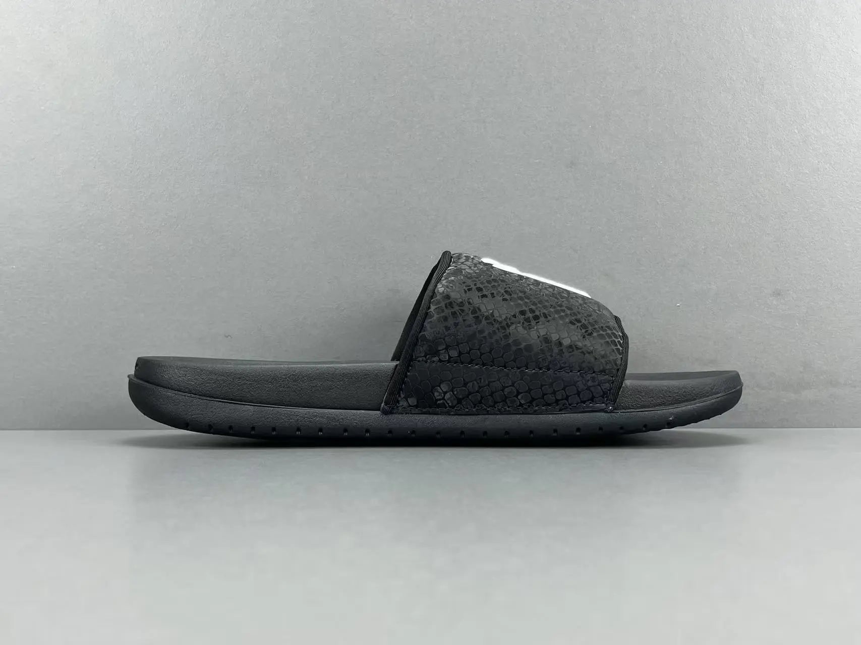 Nike Kobe Offcourt Slide Black comfortable basketball slides casual sportswear footwear mens
