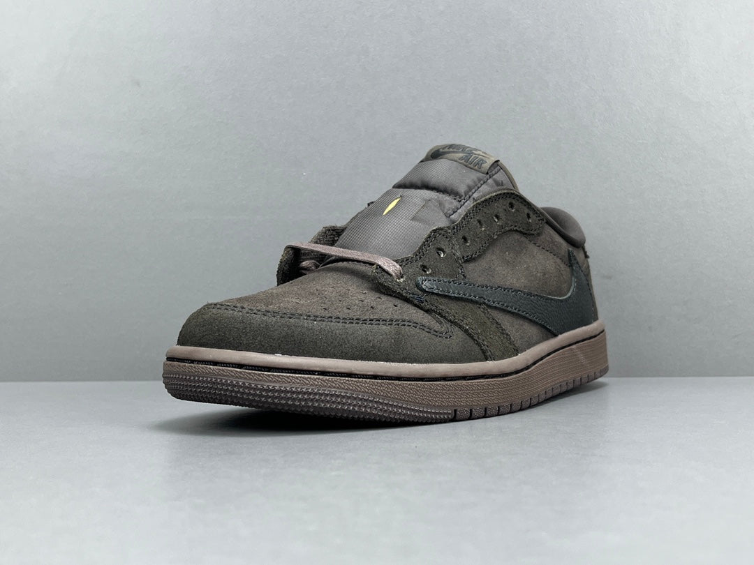 "Jordan 1 Retro Low OG SP x Travis Scott Velvet Brown – low-top sneaker with reverse Swoosh, suede upper in brown tones, and vintage-inspired details."