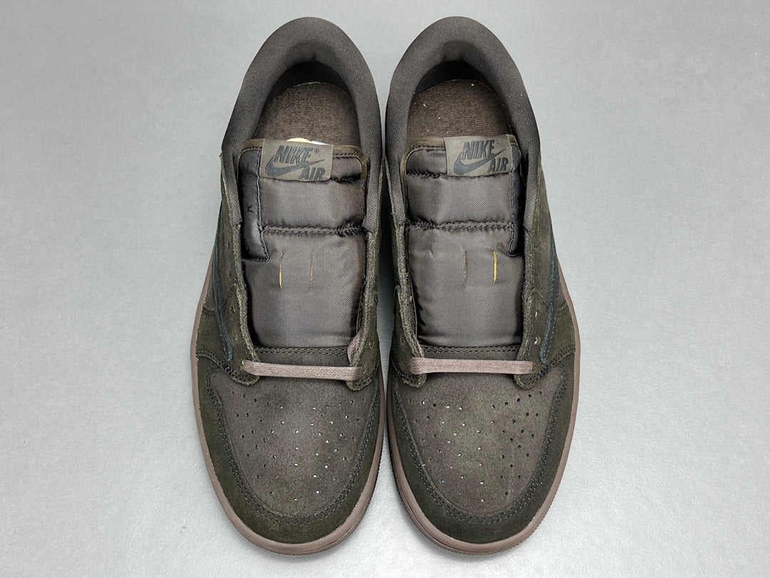 "Jordan 1 Retro Low OG SP x Travis Scott Velvet Brown – low-top sneaker with reverse Swoosh, suede upper in brown tones, and vintage-inspired details."