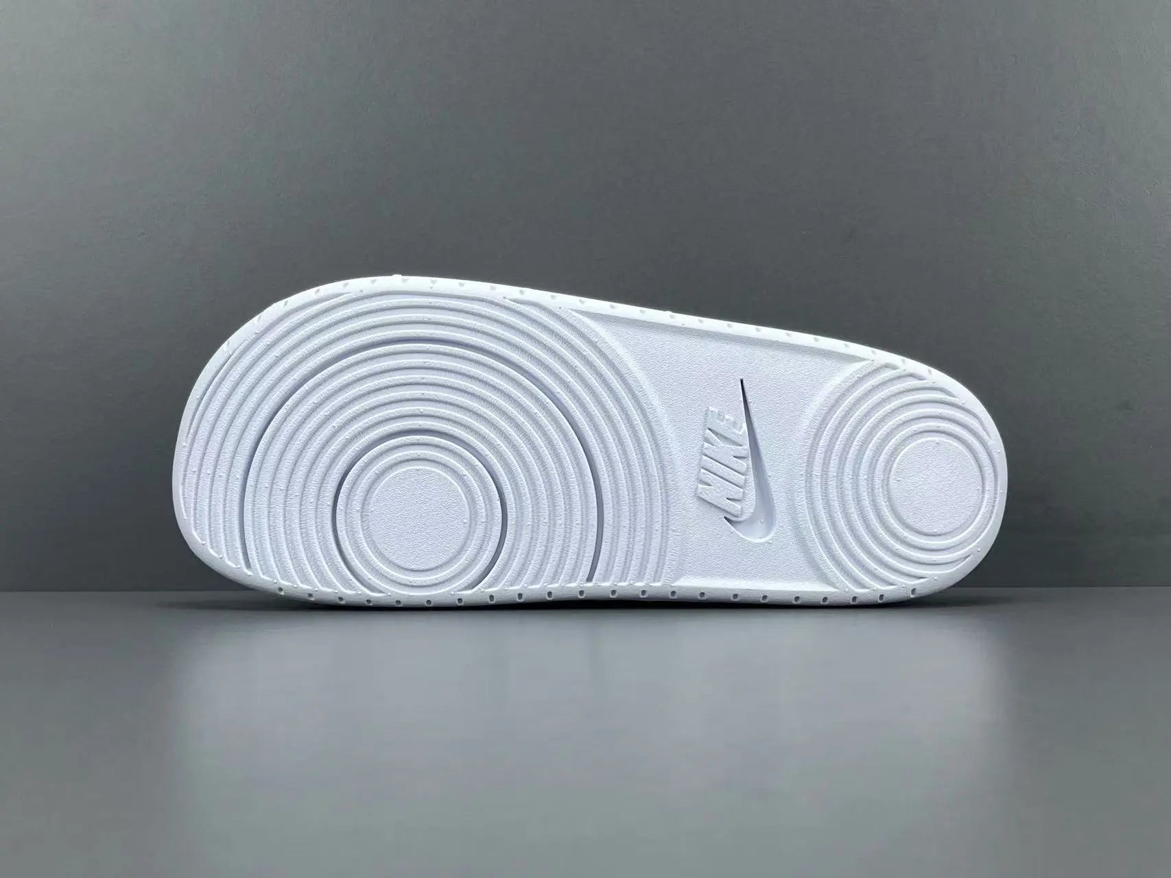 Nike Kobe Offcourt Slide Triple White comfortable basketball slides casual sportswear footwear