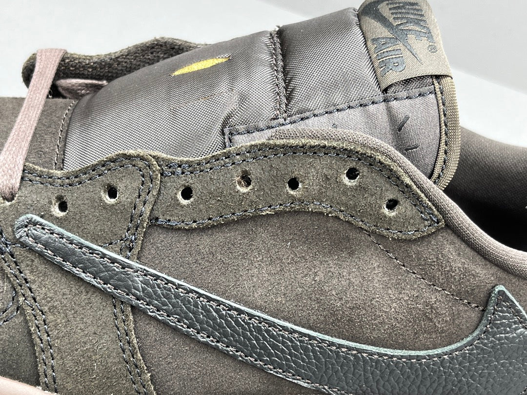 "Jordan 1 Retro Low OG SP x Travis Scott Velvet Brown – low-top sneaker with reverse Swoosh, suede upper in brown tones, and vintage-inspired details."