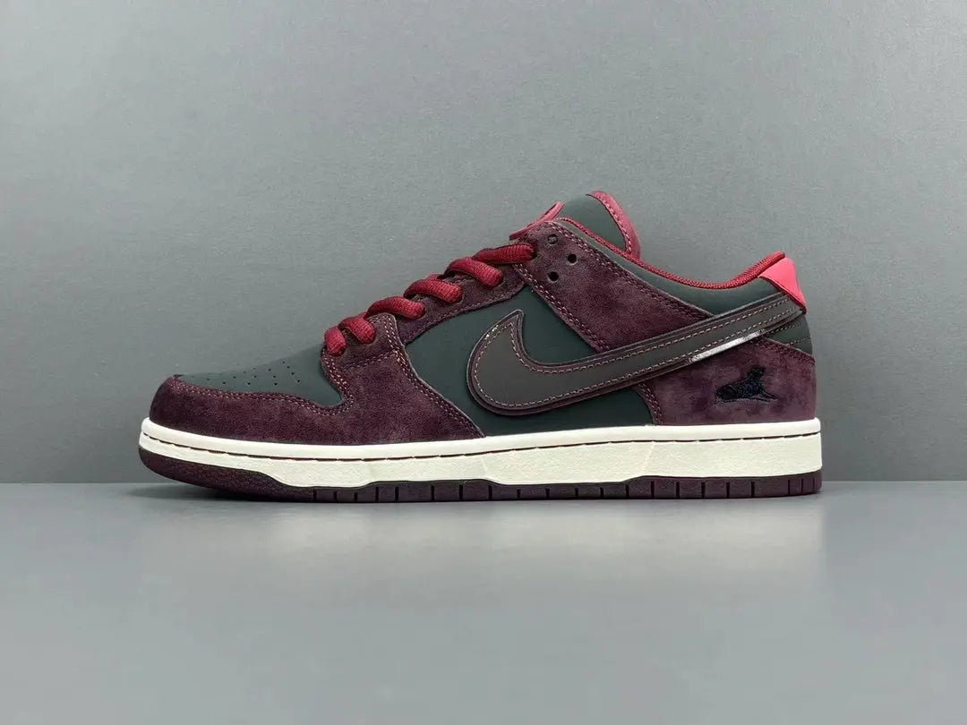 Nike SB Dunk Low Riot Skateshop collaboration skate shoes premium leather