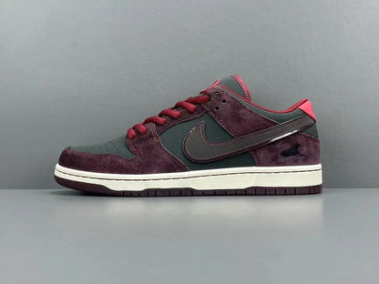 Nike SB Dunk Low Riot Skateshop collaboration skate shoes premium leather