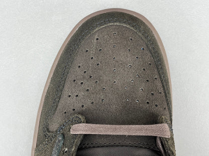 "Jordan 1 Retro Low OG SP x Travis Scott Velvet Brown – low-top sneaker with reverse Swoosh, suede upper in brown tones, and vintage-inspired details."