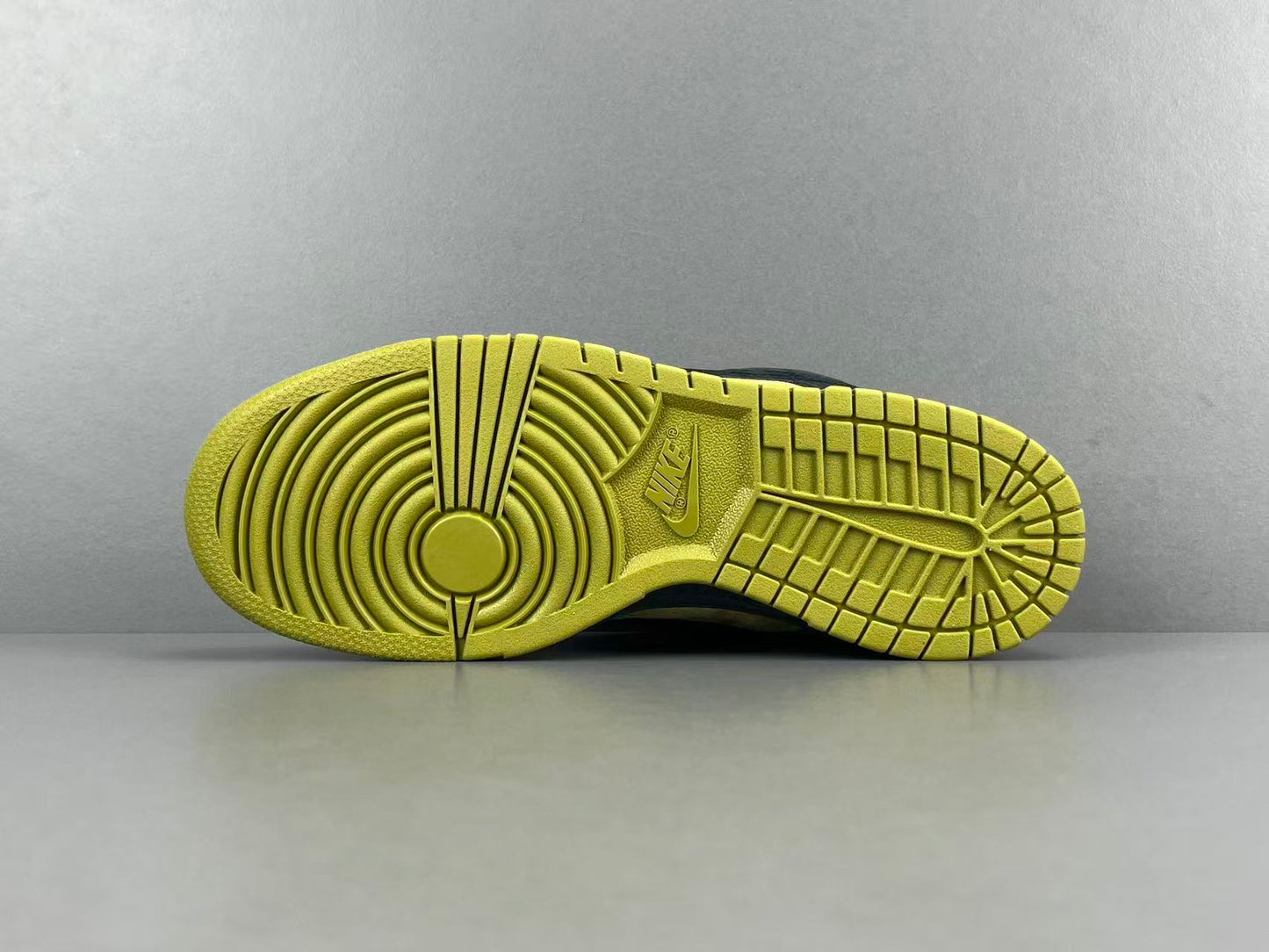 Nike SB Dunk Low x Supreme 94 Camper Green sneaker premium leather
