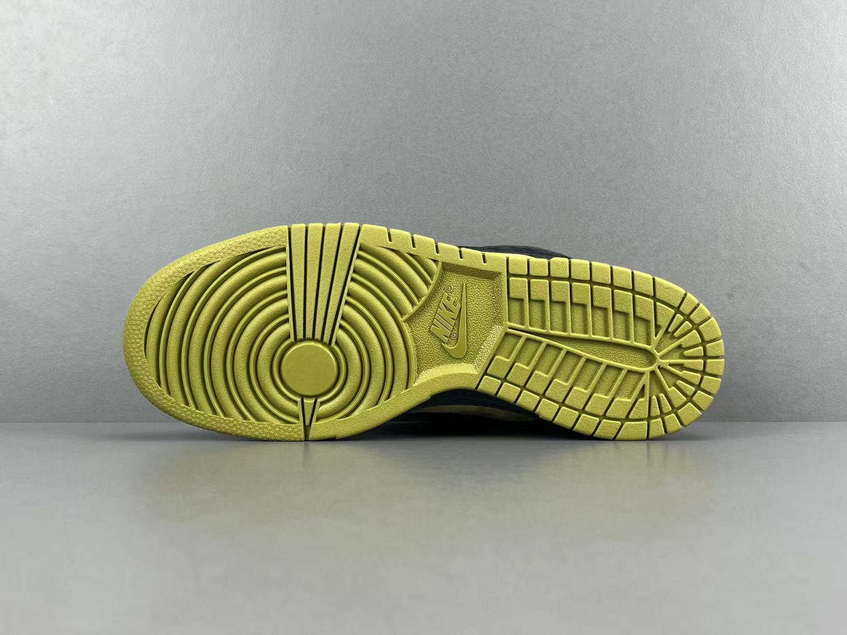 Nike SB Dunk Low x Supreme 94 Camper Green sneaker premium leather
