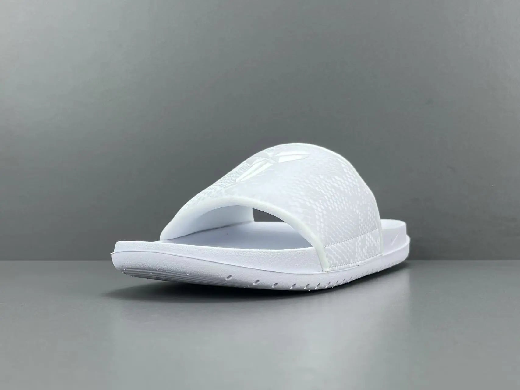 Nike Kobe Offcourt Slide Triple White comfortable basketball slides casual sportswear footwear