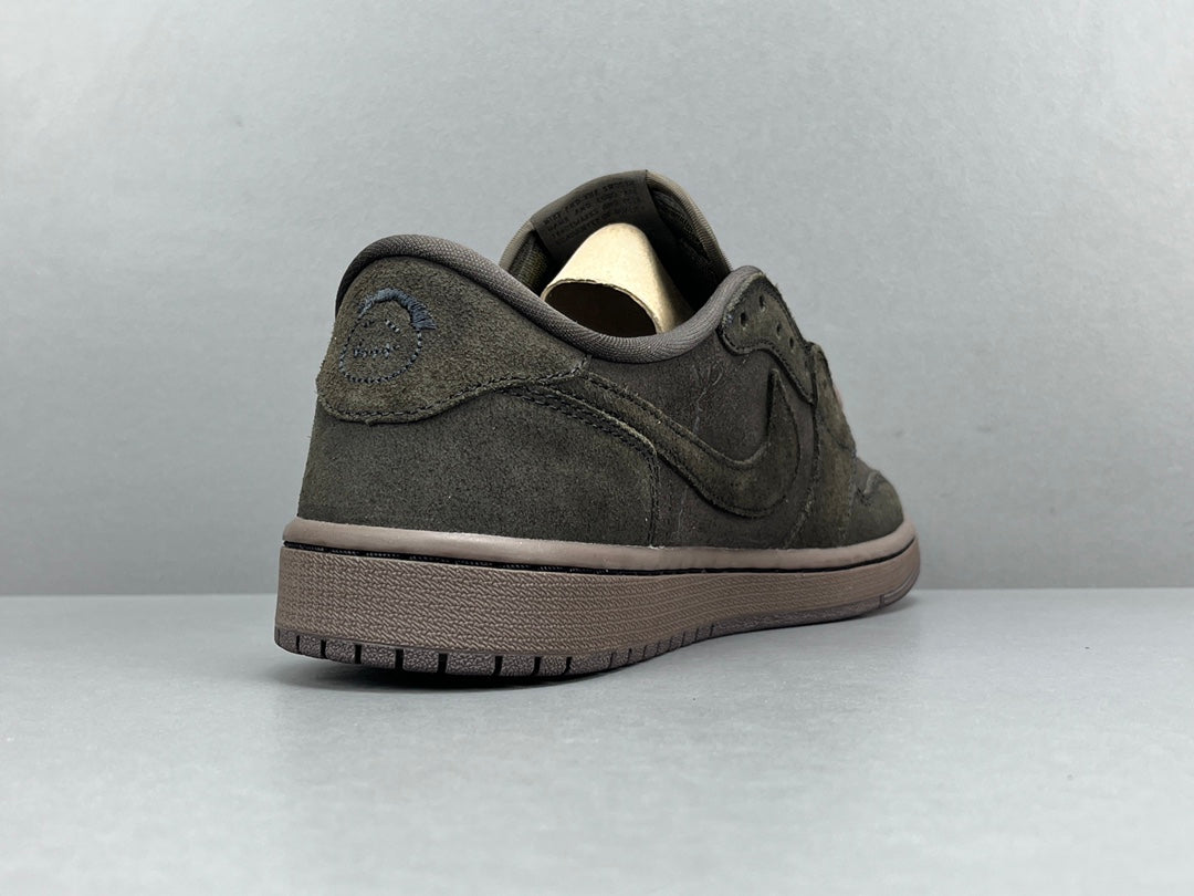 "Jordan 1 Retro Low OG SP x Travis Scott Velvet Brown – low-top sneaker with reverse Swoosh, suede upper in brown tones, and vintage-inspired details."
