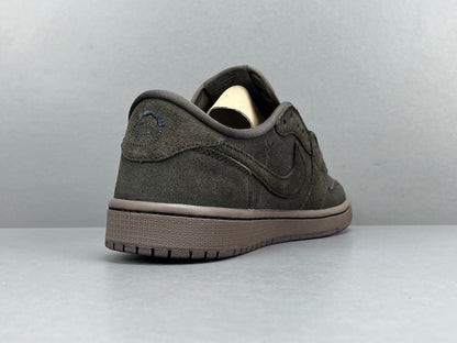 "Jordan 1 Retro Low OG SP x Travis Scott Velvet Brown – low-top sneaker with reverse Swoosh, suede upper in brown tones, and vintage-inspired details."